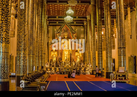 Bouddha en or à l'intérieur de Wat Chedi Luang, Chiang Mai, Thaïlande du Nord Banque D'Images