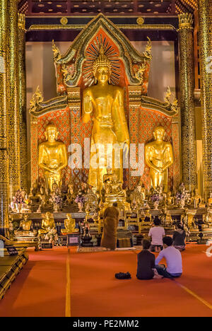 Bouddha en or à l'intérieur de Wat Chedi Luang, Chiang Mai, Thaïlande du Nord Banque D'Images