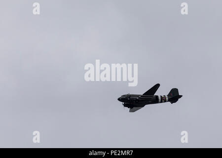 Un Douglas C-47 Skytrain avion volant au-dessus de la RAF100 Anniversaire Banque D'Images