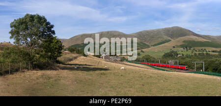 Un train Royal Mail DB Cargo, Lowgill passant au sud de Tebay, sur la ligne principale de la côte ouest dans la région de Cumbria Banque D'Images