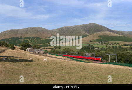 Un train Royal Mail DB Cargo, Lowgill passant au sud de Tebay, sur la ligne principale de la côte ouest dans la région de Cumbria Banque D'Images