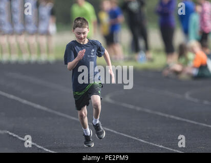 Jeune garçon en compétition dans l'athlétisme, la course de distance, en short, t-shirt,. Parution du modèle Banque D'Images