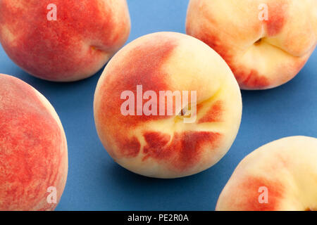 Gros plan de pêche blanche sur fond bleu Banque D'Images