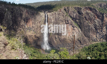 Les Wallaman Falls, la plus haute, permanent, seule la vitesse de chute en Australie, fait partie de l'UNESCO au Patrimoine Mondial Tropiques humides de Queensland Banque D'Images