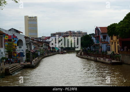 La rivière Malacca après les pluies avec les côtés droit et gauche ayant une passerelle piétonne Banque D'Images