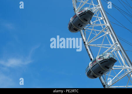 Close-up of London Eye against blue sky background Banque D'Images