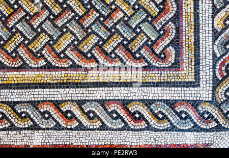 Petites tuiles colorées d'une ancienne mosaïque géométrique fond ornement, Banque D'Images