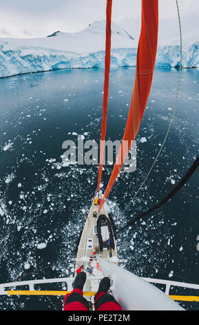 Debout sur le mât de marin bateau à voile Yacht dans l'Antarctique, l'expédition d'aventure Banque D'Images