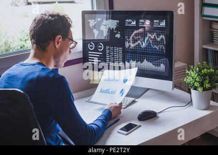 Lecture d'entrepreneur rapport financier sur planche de bord, fintech et de vérification, surveillance concept recettes état des performances de l'entreprise Banque D'Images