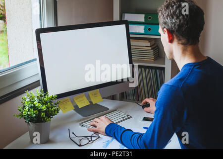 L'homme d'affaires entrepreneur travaillant sur ordinateur avec écran vide vide dans le bureau, businessman reading rapport en ligne sur le site internet Banque D'Images