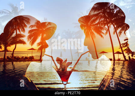 Party Time double exposition, silhouette d'heureux couple drinking cocktail ensemble sur la plage Banque D'Images