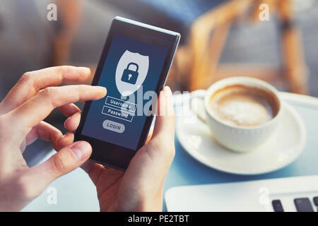 Se connecter à l'app mobile, la cybersécurité, l'accès privé à l'utilisateur et un mot de passe à des données à caractère personnel, concept à l'écran de smartphone Banque D'Images