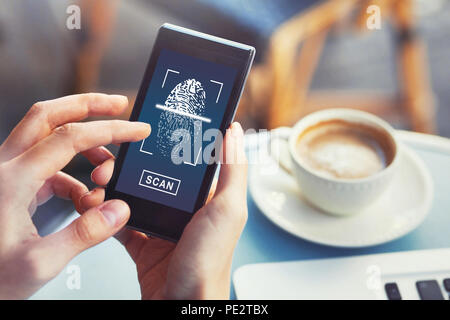 Des empreintes digitales sur smartphone pour les appareils numériques, accès sécurisé aux données privées, concept d'identité biométriques autorisation Banque D'Images