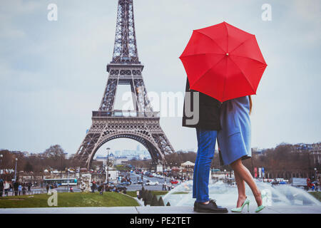 Vacances romantiques pour un couple en lune de miel, Paris vacances en France, Europe, l'homme et la femme s'embrasser près de Eiffel tower Banque D'Images