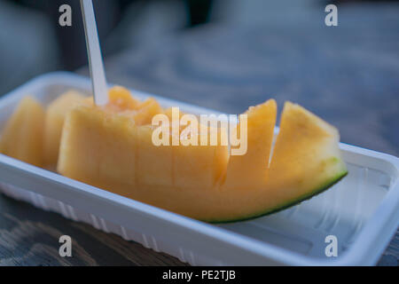 Petit pain Melon, pain chaud avec de la crème à l'intérieur du melon ferme Tomita, Hokkaido, Japon. Il est doux et savoureux. Banque D'Images