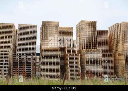 Pile de palettes en bois utilisées pour le transport de marchandises Banque D'Images