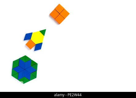 Le navire de l'espace vole dans l'espace pour une autre nouvelle planète. Heureux d'atmosphère. Un enfant joue avec des blocs de couleur construit un modèle sur un fond en bois clair. Banque D'Images