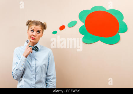 Femme nerdy pensée. Banque D'Images