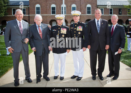 De gauche, le général à la retraite James Terry Conway, le 34e commandant de la Marine Corps (CMC), à la retraite Général Paul Xavier Kelley, la 28e, CMC CMC le général Robert B. Neller, le général Joseph F. Dunford, Jr., la 36e, CMC a pris sa retraite le général James L. Jones, la 32e, CMC et a pris sa retraite le général James F. Amos, la 35e CMC, poser après le passage de commandement à la caserne de la Marine à Washington, D.C., le 24 septembre, 2015. Neller prend le commandement de la 37e comme Dunford Commandant de la Marine Corps. (U.S. Marine Corps photo par le Sgt. Gabriela Garcia/libérés) Banque D'Images