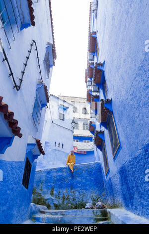 Fille blonde est en visite à Chefchaouen (Chaouen) ville du Maroc a noté pour ses immeubles dans les tons de bleu. Banque D'Images