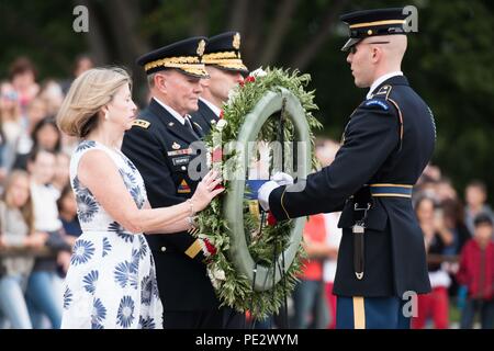 Le 25 septembre 2015, le général Martin E. Dempsey, président des chefs d'état-major interarmées, participe à une cérémonie de dépôt de gerbes sur la tombe du soldat inconnu dans le cimetière national d'Arlington, en Virginie. La cérémonie, organisée par le major-général Bradley A. Becker, général commandant du district militaire de Washington, a honoré des soldats inconnus. Cet événement s'est produit alors que Dempsey prenait sa retraite après 41 ans de service militaire, soulignant le respect pour les militaires tombés au service et les traditions militaires américaines. Banque D'Images
