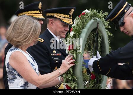 Le général Martin E. Dempsey, président des chefs d'état-major interarmées, effectue une cérémonie de dépôt de gerbes sur la tombe du soldat inconnu dans le cimetière national d'Arlington, en Virginie, le 25 septembre 2015. La cérémonie était dirigée par le major-général Bradley A. Becker du district militaire de Washington. L'événement honore les soldats inconnus et coïncide avec la retraite de Dempsey après 41 ans de service, mettant l'accent sur la tradition militaire et le respect du personnel déchu. Banque D'Images