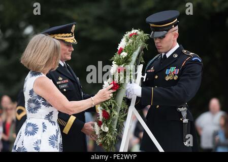 Le 25 septembre 2015, le général Martin E. Dempsey, président des chefs d'état-major interarmées, dépose une couronne sur la tombe du soldat inconnu dans le cimetière national d'Arlington, en Virginie. Le major-général Bradley A. Becker, général commandant du district militaire de Washington, a accueilli la cérémonie. L'événement honore des soldats inconnus et coïncide avec la retraite de Dempsey après 41 ans, reflétant les traditions militaires américaines et le respect pour les militaires morts. Banque D'Images