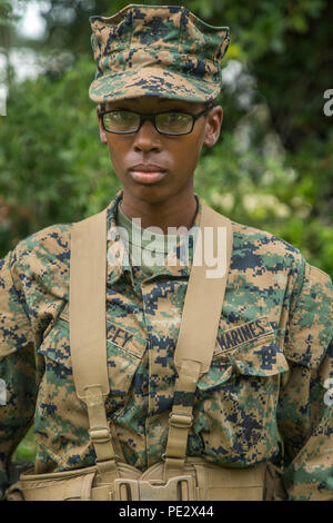 Ecr. Valencia, 18 L. Bracey un ans, originaire de Durham, N.C., est actuellement en formation au Marine Corps Recruter Depot Parris Island, S.C., dans l'espoir de gagner le titre United States Marine. Bracey est la formation avec 4034 peloton, Oscar Société, 4e Bataillon d'instruction des recrues, et est prévue pour octobre 16, 2015 études supérieures. "J'ai rejoint d'être le meilleur et de se battre pour un pays qui nous donne plus que tout autre pays donne à ses citoyens." Bracey est diplômé de l'école secondaire du sud de Durham en 2015. Environ 20 000 recrues proviennent à Parris Island annuellement pour l'occasion de devenir des Marines américains Banque D'Images