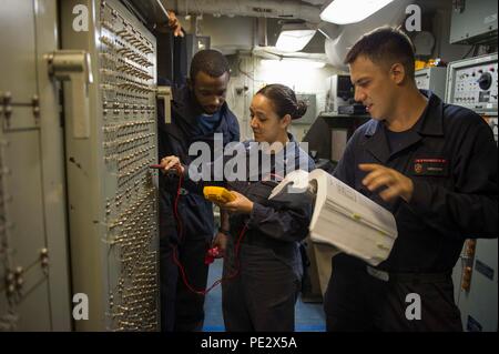 Le Golfe Arabique (sept. 22, 2015) Les communications intérieures matelot Électricien Aleksei Beriozkin, droit, Communications de l'intérieur 3e classe Électricien Erikka aviateur et Carole de Donte Jones Vérifiez que la tension sur le panneau de contrôle à bord de la classe Wasp navire d'assaut amphibie USS Essex (DG 2). Essex est le fleuron de la Essex Groupe amphibie (ARG) et, avec l'entrepris 15e Marine Expeditionary Unit (MEU), est déployé à l'appui d'opérations de sécurité maritime et les efforts de coopération en matière de sécurité dans le théâtre dans la 5e flotte américaine zone d'opérations. (U.S. Photo par marine Spécialiste de la communication de masse 2e classe M Banque D'Images