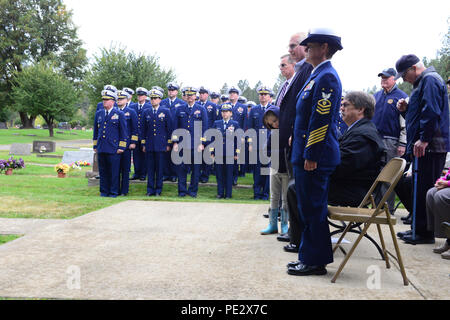 Le 25 septembre 2015, la haute direction de la Garde côtière a observé la cérémonie commémorative Douglas Munro au cimetière commémoratif Laurel Hills à CLE Elum, Washington. La cérémonie comprenait des discours sur la bravoure de Munro et son dévouement au devoir par le commandant du 13e district de la Garde côtière, des salutations cérémonielles, des honneurs sur la tombe et la présence de la Garde côtière, du corps des Marines et du personnel des Cadets de la mer. L’événement commémore le service de la médaille d’honneur de Munro et renforce les traditions de la Garde côtière. Banque D'Images