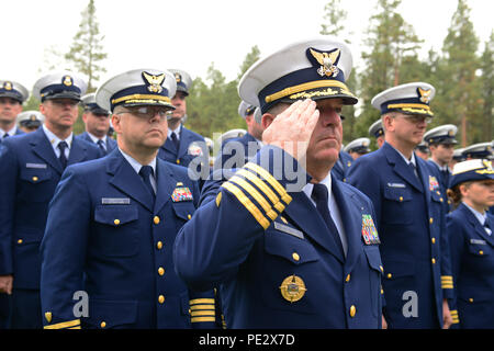 Le capitaine Brendan McPherson, commandant de la Garde côtière canadienne Midgett, un 378 pieds de hauteur de coupe d'Endurance homeported à Seattle, salue pendant le chant de l'hymne national à la Douglas Munro Cérémonie commémorative à Laurel Hills Memorial Cemetery à Cle Elum, Washington, 25 septembre 2015. La cérémonie a lieu chaque année autour de l'anniversaire de la mort de Munro. (U.S. Photo de la Garde côtière canadienne par le maître de 3e classe Katelyn 12818) Banque D'Images