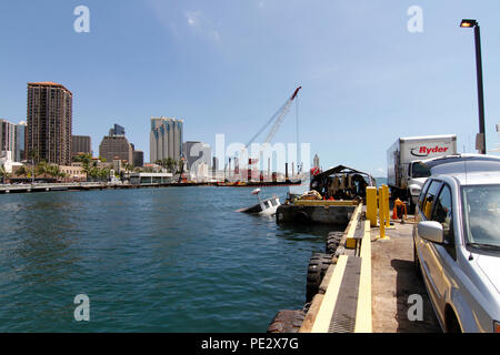 Les plongeurs de l'armée américaine avec 7e Détachement de plongée, 130e Brigade, ingénieur travaux pour préparer le Judy K pour être porté de l'eau, le 9 septembre prochain à Honolulu Harbor. Le Judy K est un 77 pieds de bateau de pêche commercial qui a été partiellement submergés dans le port depuis janvier. (U.S. Photo de l'armée par le Sgt. Jon Heinrich/libéré) Banque D'Images