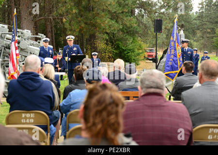 Le commandant du 13e district de la Garde côtière a pris la parole lors de la cérémonie commémorative Douglas Munro le 25 septembre 2015, au cimetière commémoratif Laurel Hills à CLE Elum, Washington. Les participants comprenaient des maires locaux, des dirigeants de la Garde côtière, des membres de la famille de Douglas Munro et des vétérans. La cérémonie a honoré le récipiendaire de la Médaille d'honneur Douglas Munro, a inclus des salutations sur le site funéraire et a reconnu le service de la Garde côtière et d'autres anciens combattants militaires. L'événement a renforcé le souvenir, la tradition militaire et le respect du service et du sacrifice. Banque D'Images