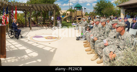 Texas Gov. Greg Abbott participants adresse d'un Texas Purple Heart Award cérémonie tenue à Fort Sam Houston à San Antonio, le 24 septembre, 2015. Texas quatre gardes nationaux de l'armée ont été déployés avec le 1er escadron, 112e régiment de cavalerie, qui faisait partie de la Force multinationale et Observateurs (FMO) mission en Egypte, quand ils ont reçu leurs blessures. (U.S. La Garde nationale de l'armée photo par le Sgt. 1re classe Malcolm McClendon) Banque D'Images