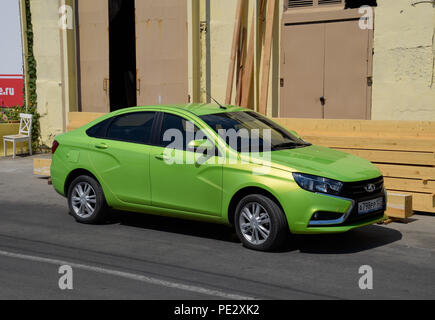 Novorossiysk, Russie - Août 06, 2018 : La lada Vesta. Couleur vert clair. Auto stationnée sur le bord de la route Banque D'Images