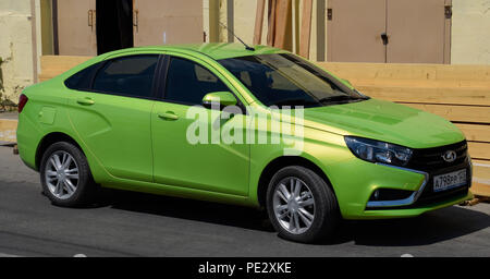 Novorossiysk, Russie - Août 06, 2018 : La lada Vesta. Couleur vert clair. Auto stationnée sur le bord de la route Banque D'Images