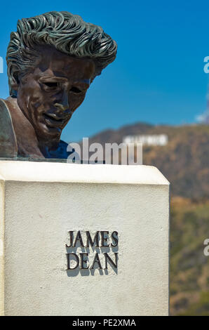 Buste de James Dean avec panneau Hollywood en arrière-plan à l'Observatoire de Griffith dans Griffith Park à Los Angeles Banque D'Images