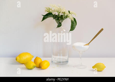 Les ingrédients de sureau (vin, sirop, vin mousseux, champagne, fizz) - citrons, sucre et Elderflowers Banque D'Images