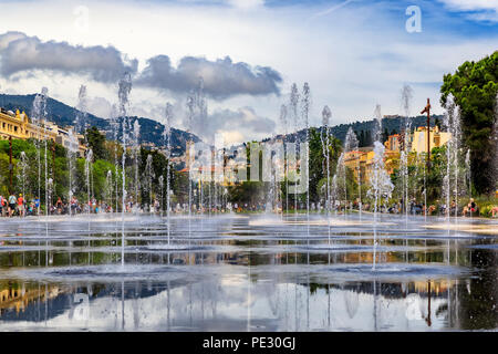 Nice, France - 24 mai 2018 : le reflet de l'fontaine sur Promenade du Paillon, entouré de beaux bâtiments historiques et vert parc urbain à Place Mas Banque D'Images