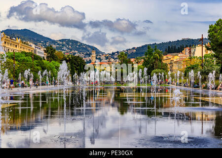 Nice, France - 24 mai 2018 : le reflet de l'fontaine sur Promenade du Paillon, entouré de beaux bâtiments historiques et vert parc urbain à Place Mas Banque D'Images