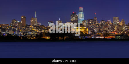 Vue panoramique du centre-ville de San Francisco avec le Palais des Beaux-arts et tour de Salesforce, vu de Marina District de San Francisco, Californie, Banque D'Images