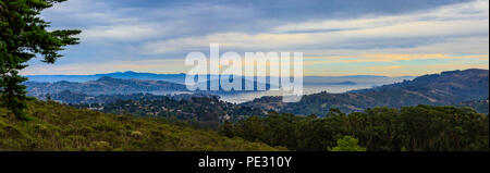 Brouillard et les nuages en roulant autour de coucher de soleil au-dessus de la baie de San Francisco en Californie USA Sausalito Banque D'Images