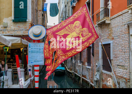 Venise, Italie - 23 septembre 2017 : gondolier's Straw Hat hanging à côté du drapeau vénitien avec le Lion de Saint-marc à arrêter une gondole Banque D'Images