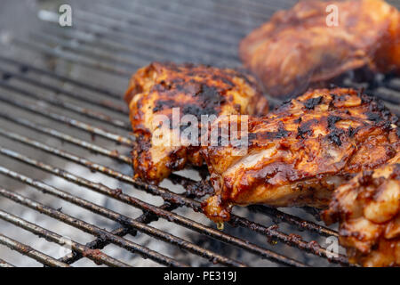 Morceaux de poulet mariné par cuisson d'un barbecue Banque D'Images