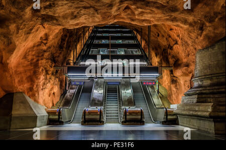 Stockholm, Suède - août 28,2017 : métro station de métro Radhuset tunnelbana ou cour ou chambre avec grotte en pierre comme wall designs Banque D'Images