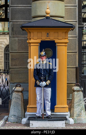 Stockholm, Suède - le 14 août 2017 : officier des forces armées suédoises en uniforme au poste de garde à l'extérieur du Palais Royal de Stockholm, Suède Banque D'Images