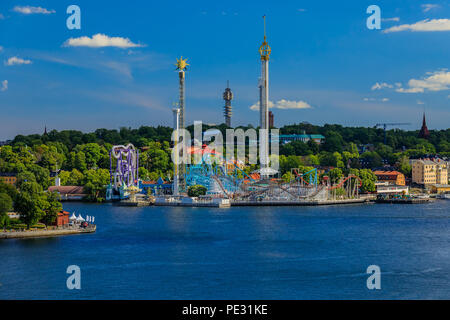 Stockholm, Suède - le 11 août 2017 : vue sur le parc d'attractions de Stockholm Grona Lund sur l'île de Djurgården et le lac Mälaren en Suède Banque D'Images