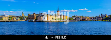 Stockholm, Suède - le 17 août 2017 : vue panoramique sur le Lac Malaren sur bâtiments gothique traditionnel dans la vieille ville, Gamla Stan et Riddarholmen Banque D'Images