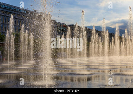 En raison de fontaine sur Promenade du Paillon en vert parc urbain à la Place Masséna ou la place Masséna à Nice, France sur un matin tôt Banque D'Images