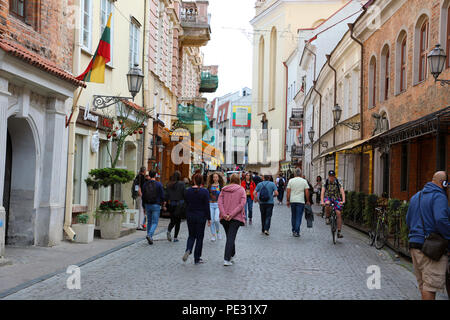 VILNIUS, LITUANIE - 7 juin 2018 : les gens vont le long street dans la vieille ville, Vilnius, Lituanie Banque D'Images